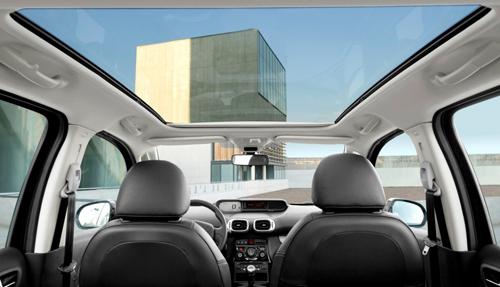 Из салона Citroen C3 Picasso можно просто смотреть на небо. Крыша автомобиля стеклянная, и любоваться звёздами или бездонным голубым небом могут даже пассажиры сзади.