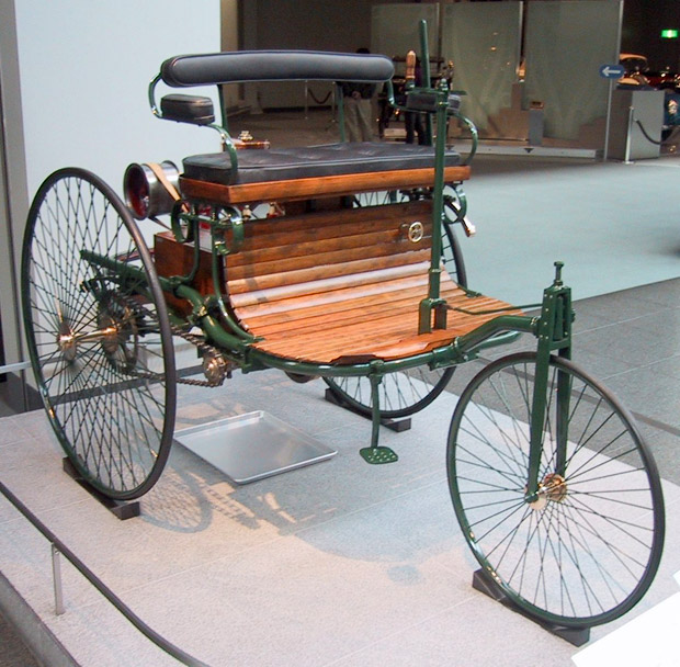 Первый в мире автомобиль - Mercedes-Benz Motorwagen (1885 г.) в Немецком Музее в Мюнхене.