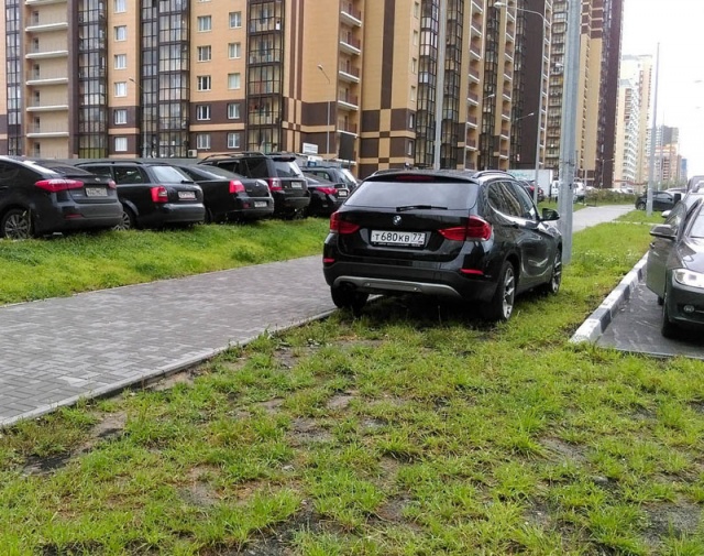 Из-за нехватки мест на парковках машины бросают в самых неожиданных местах