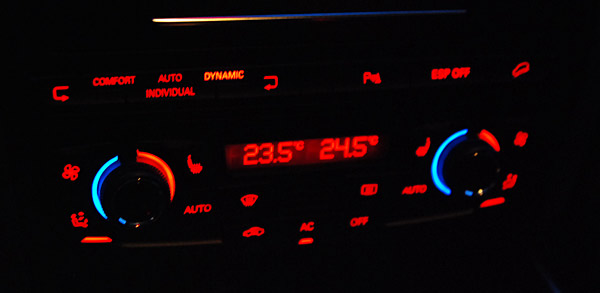 Клавиши управления Audi Drive Select расположены над блоком климат-контроля