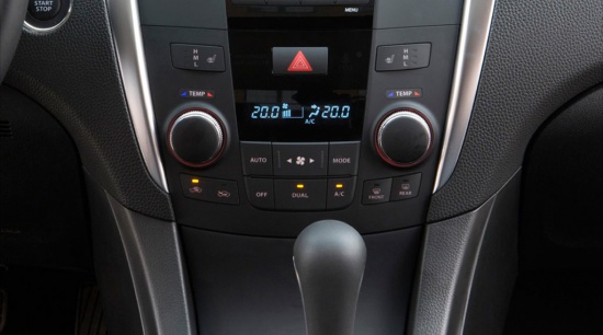 Система кнопочного бесключевого запуска двигателя предлагается как стандартная опция.В комплектации SDLX 425-ваттная акустика Rockford Fosgate с сабуфером входит в список стандартного оборудования. Для особо искушенных водителей предлагается возможность ручного переключения между фиксированными передаточными отношениями вариаторной трансмиссии. 