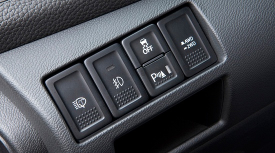 Полный привод отключается и включается кнопкой слева от руля. Функция доступна по умолчанию в полноприводной версии SDLX (4WD).