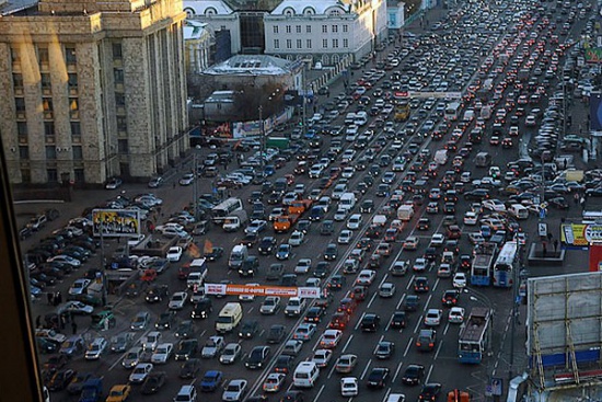Автомобильные пробки отнимают у москвичей по двое суток каждый месяц.