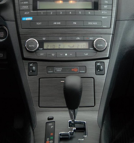 На Toyota Avensis и Ford Mondeo блики на мониторах мешают считывать показания, а консоль Mazda 6 просто усеяна кнопками, как корейские музыкальные центры 90-х годов.