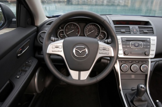 Mazda 6. C двигателем объемом 2,5 литра доступна только МКПП.