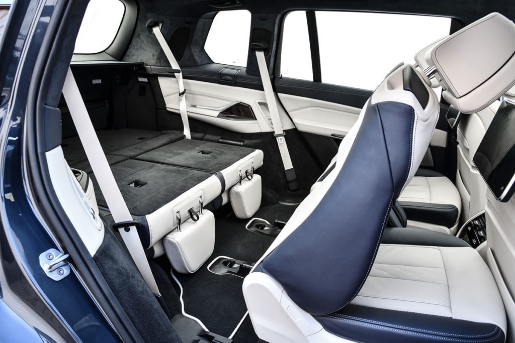  В базе так же, как и в GLS, в BMW имеет 7 местную компоновку, но куда  более удобный и просторный при трансформации багажник объемом 2 120 литров