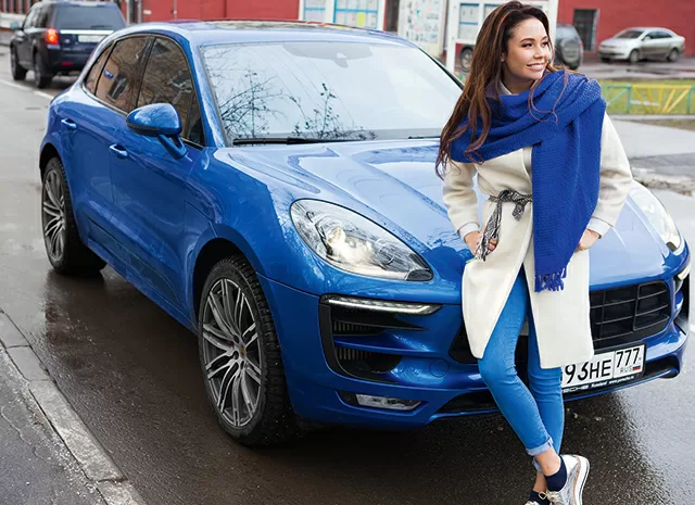 Porsche Macan Спустя некоторое время Ляйсан Утяшева приобрела Porsche Macan в синем цвете кузове
