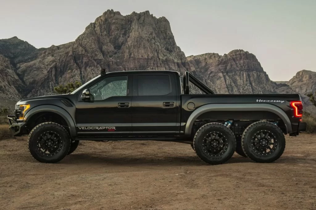 Ford F-150 Raptor 6х6 фото 2 Усиленная рама позволила установить на крышу этого монстра дополнительные световые огни