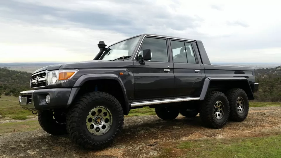 Toyota Land Cruiser 6х6 Дополнительно автомобиль оборудован системой ABS и подушкой безопасности с водительской стороны