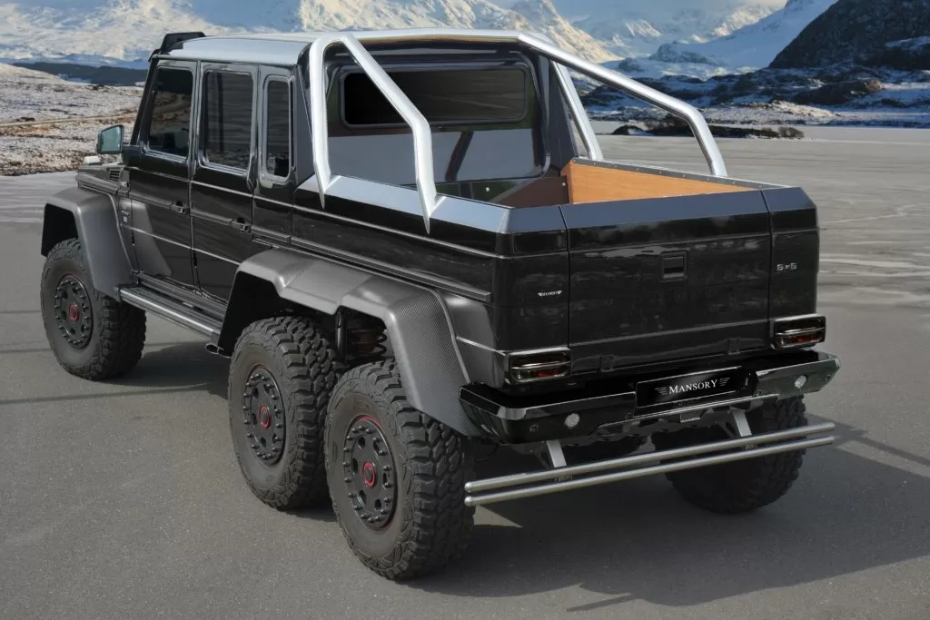 Mercedes-Benz G63 AMG 6х6 Под капотом внедорожника расположен бензиновый двигатель V8 объемом 5.5 литра