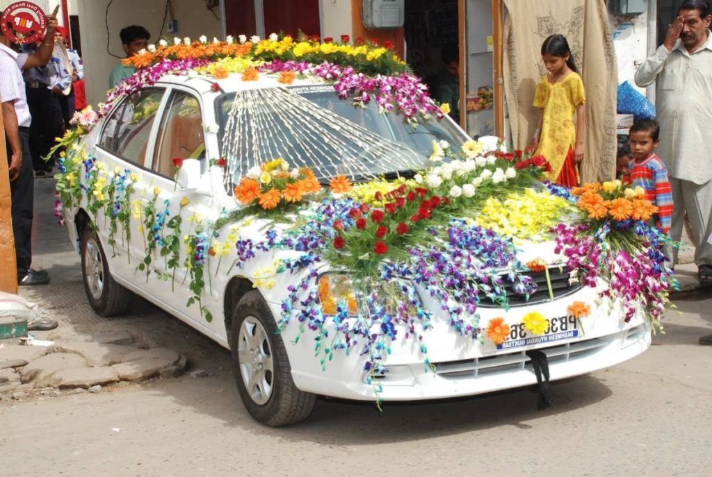 Оригинальный декор свадебного автомобиля: что выбрать?