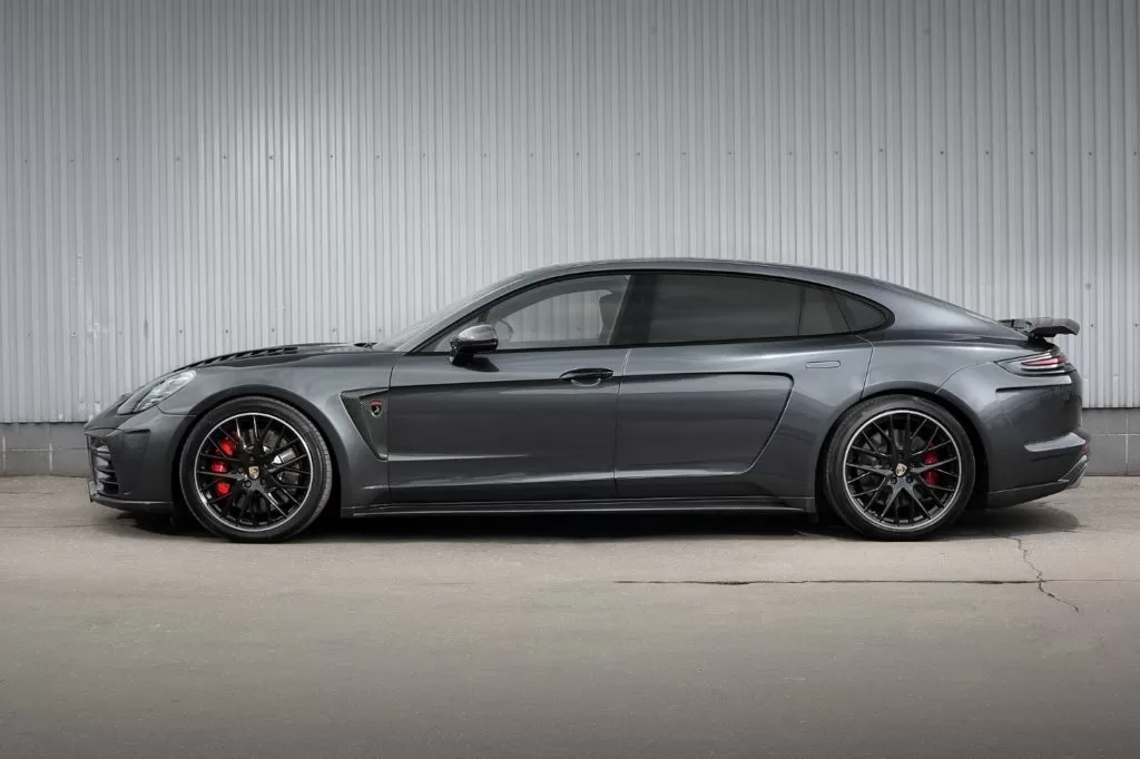 Porsche Panamera сбоку Нетипичный спорт-бэк кузов придает модели агрессивность и брутальность