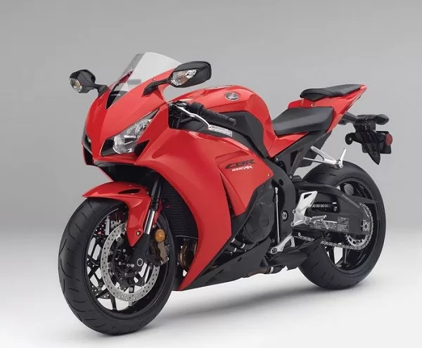 Honda CBR1000RR Сегодня самая популярная модель на рынке - это CBR1000RR с объемом двигателя 999 см3