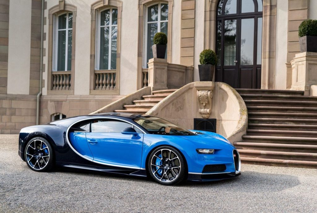В глаза сразу же бросается оригинальный дизайн кузова и внутреннее убранство Bugatti Chiron