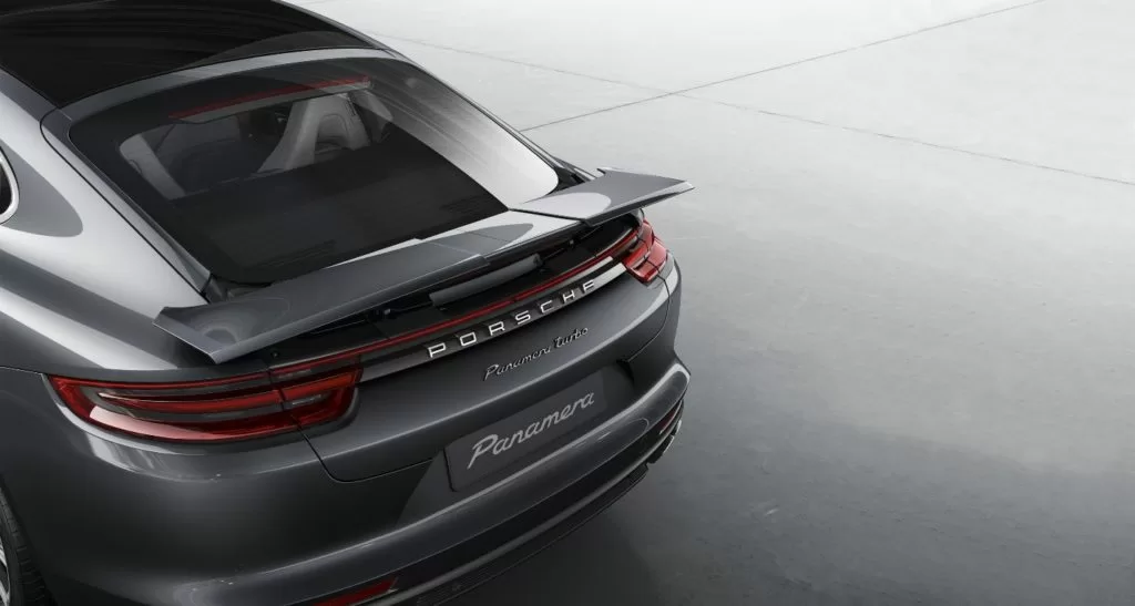 Porsche Panamera сзади Выдвинутый спойлер придает машине более гармоничный вид