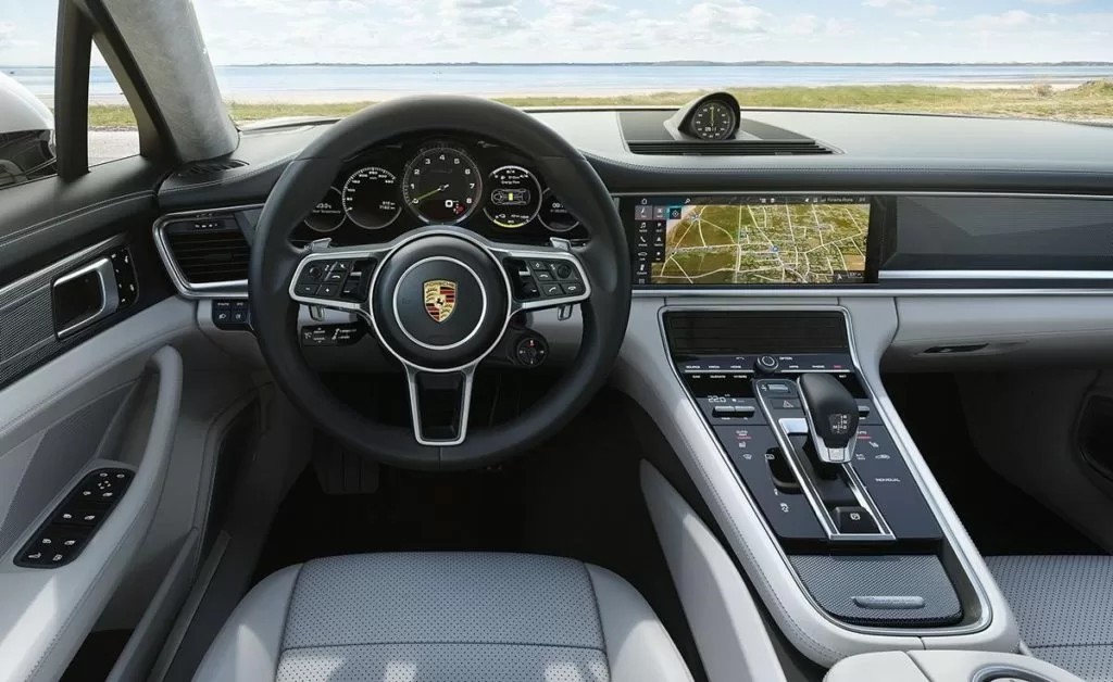 Руль Porsche Panamera Интерьер второго поколения Панамера ознаменован тотальным уходом от классических кнопок