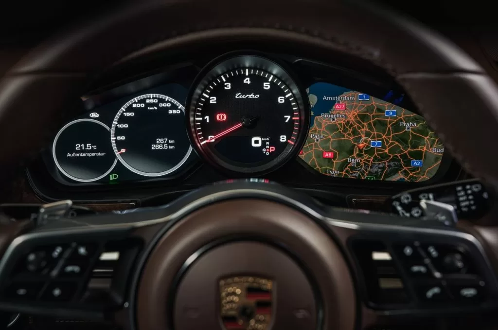 Porsche Panamera салон Классический подход Порше оставил аналоговым только тахометр, остальное все цифровое
