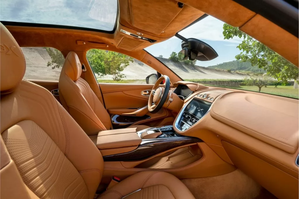 Салон Aston Martin Клиентам предлагают различные варианты отделки салона различными сортами кожи