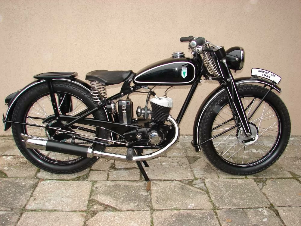 RT125 В 1938 году компания DKW выпустила в массовое производство модель мотоцикла RT125