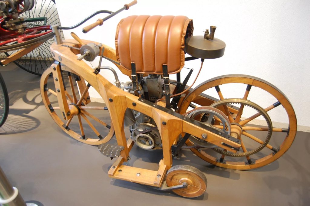 Первым мотоциклом смело можно назвать двухколесную конструкцию, на которую впервые был установлен двигатель внутреннего сгорания