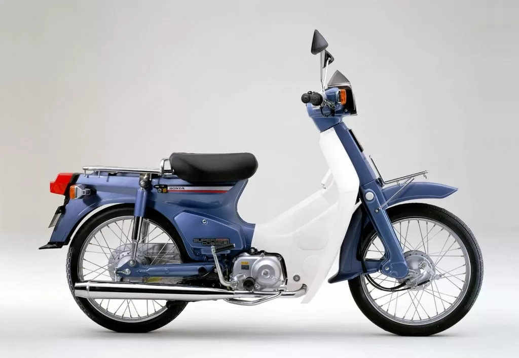 Honda Super Cub Всего за 10 лет японцы пришли к созданию самого массового в истории моторного средства передвижения — Honda Super Cub