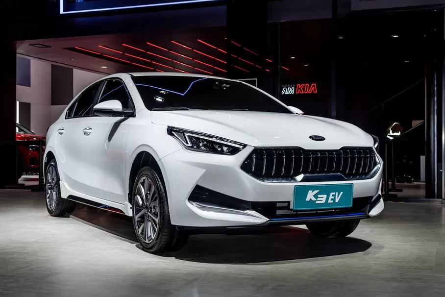 Примерное расстояние которое Cerato сможет преодолеть на полном уровне заряда – 490 километров