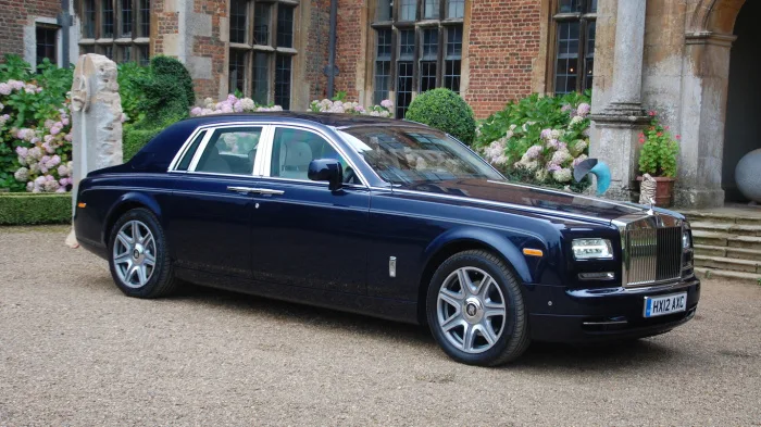 Rolls-Royce Phantom на фоне дворца Галкина и Пугачевой