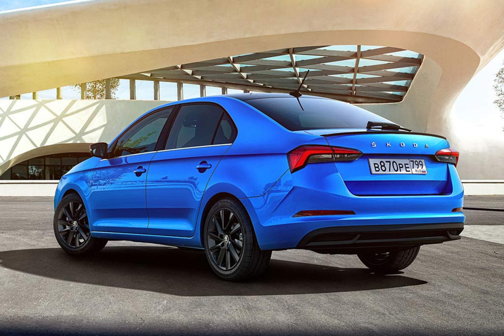 Skoda Rapid вид сзади