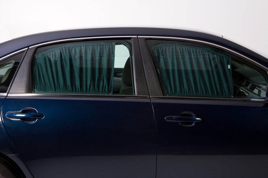 Авто с тканевыми занавесками на окнах