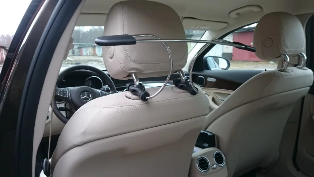 Плечики для одежды в автомобиле