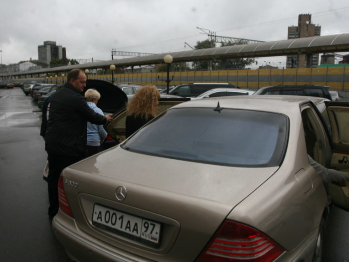 Пугачева садится в свой Mercedes Pullman