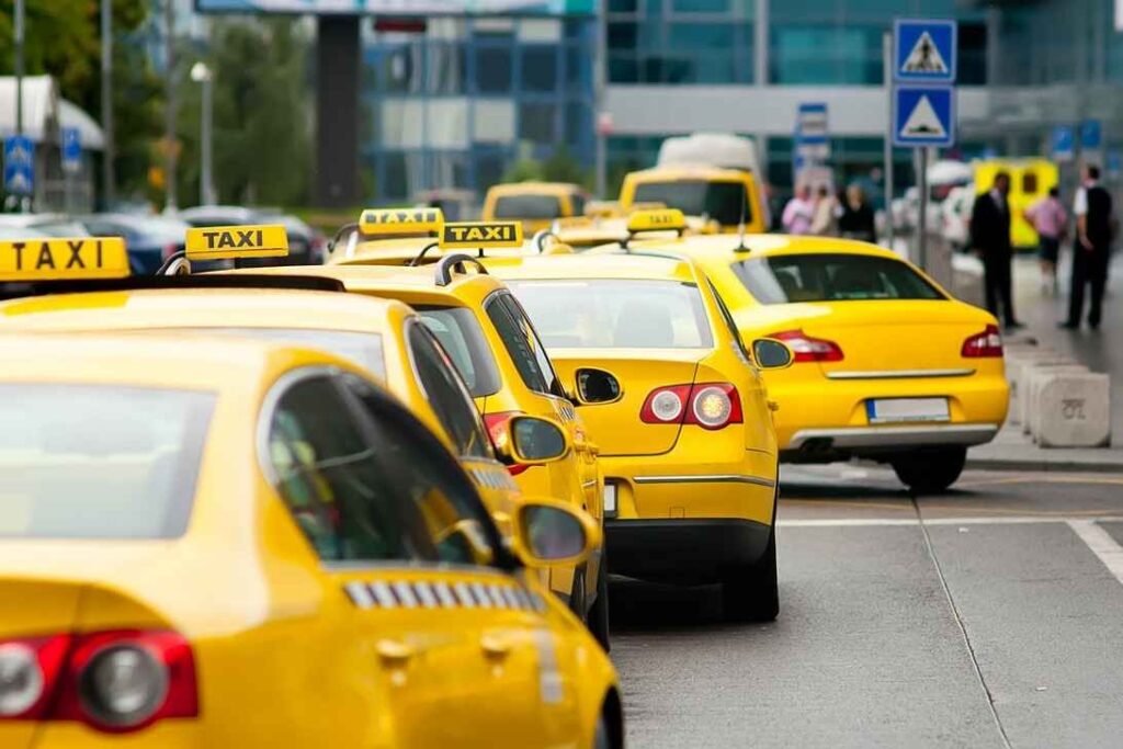 Минимальные ежедневные траты на личный автомобиль могут приблизиться к максимальным тратам на такси