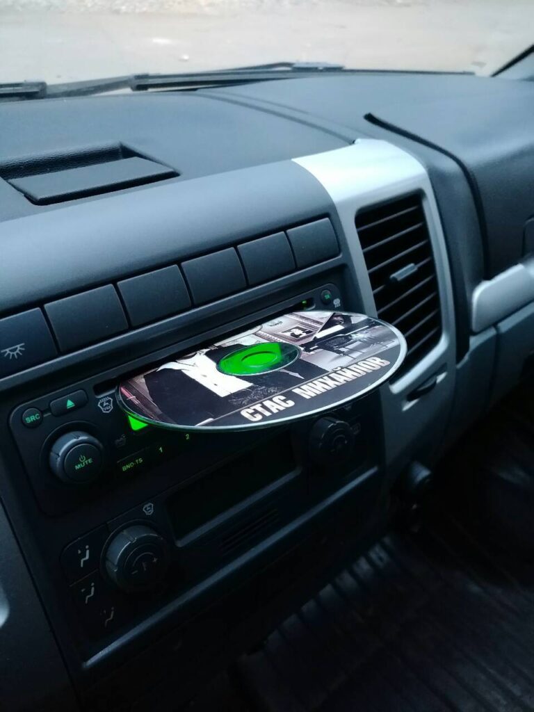 CD-диски в магнитоле