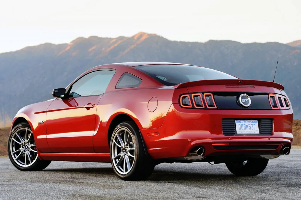 Ford Mustang V, вид сзади