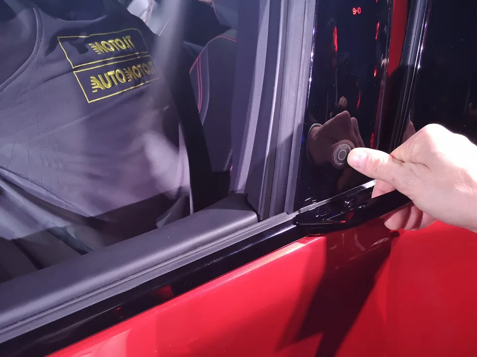 Рычаг и кнопка открывания передней двери Ford Mustang Mach-E