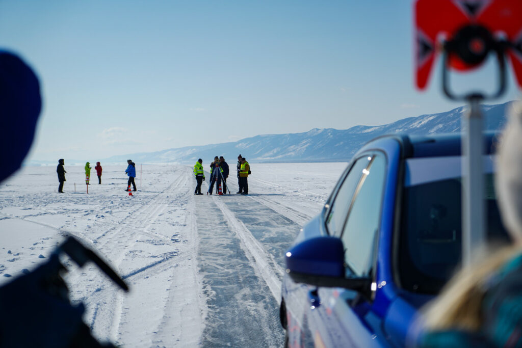 Для постройки безопасной гоночной трассы требуется ровная ледяная поверхность 14 километров в длину и 3 километра в ширину