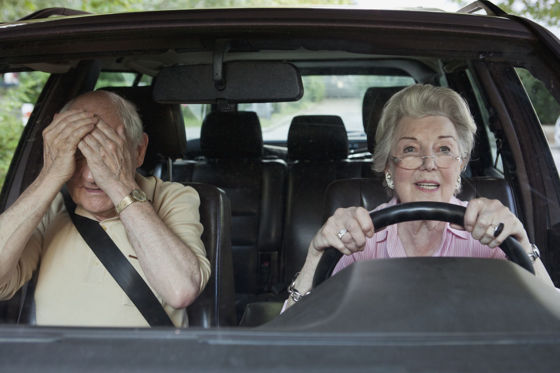 Дорога пенсионерам. Бабушка за рулем. Пожилая женщина за рулем автомобиля. Пожилой человек за рулем. Бабушка в машине.