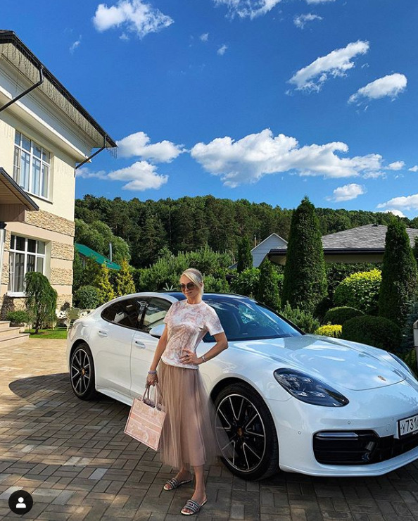 Яна Рудковская и ее белый Porsche Panamera
