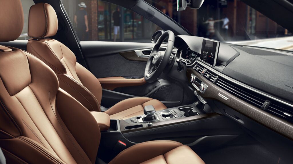 Салон Audi A4 выполнен из высококачественных материалов