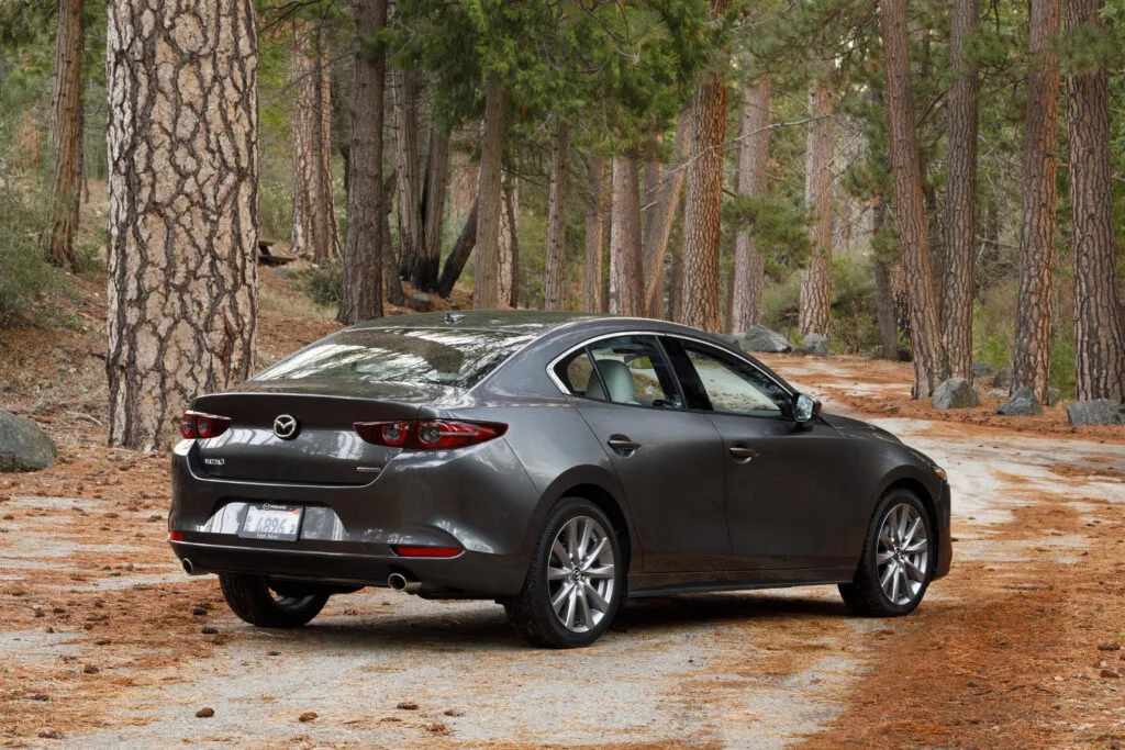 Mazda 3 седан, вид сзади