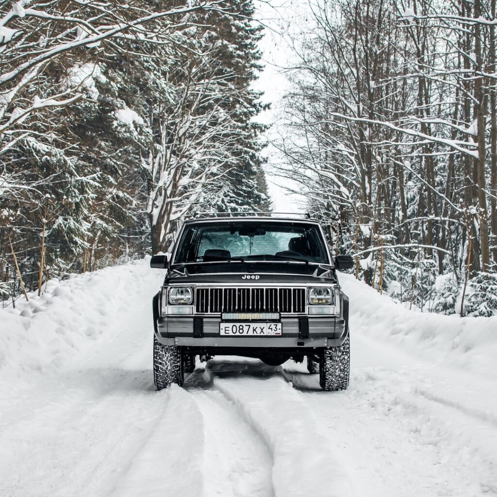 Черный Jeep Cherokee в белоснежном лесу: лучший контраст