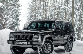 Черный Jeep Cherokee в белоснежном лесу: лучший контраст