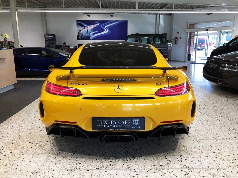 Mercedes-AMG GT R - настоящая акула автомобильного мира
