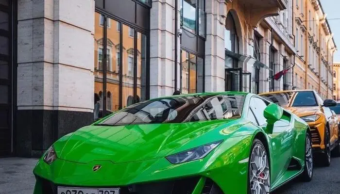 Парковка из Lamborghini - "маленькая Италия" в центре Санкт-Петербурга