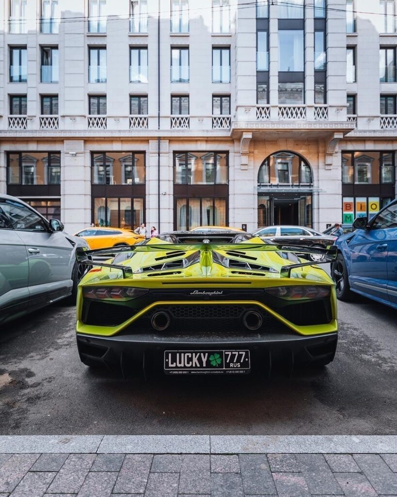 Парковка из Lamborghini - "маленькая Италия" в центре Санкт-Петербурга
