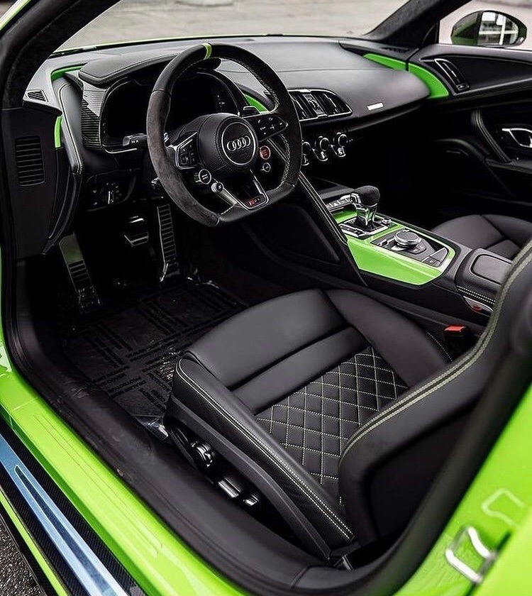 Audi R8 цвета "лайм" - красивая снаружи приятная внутри