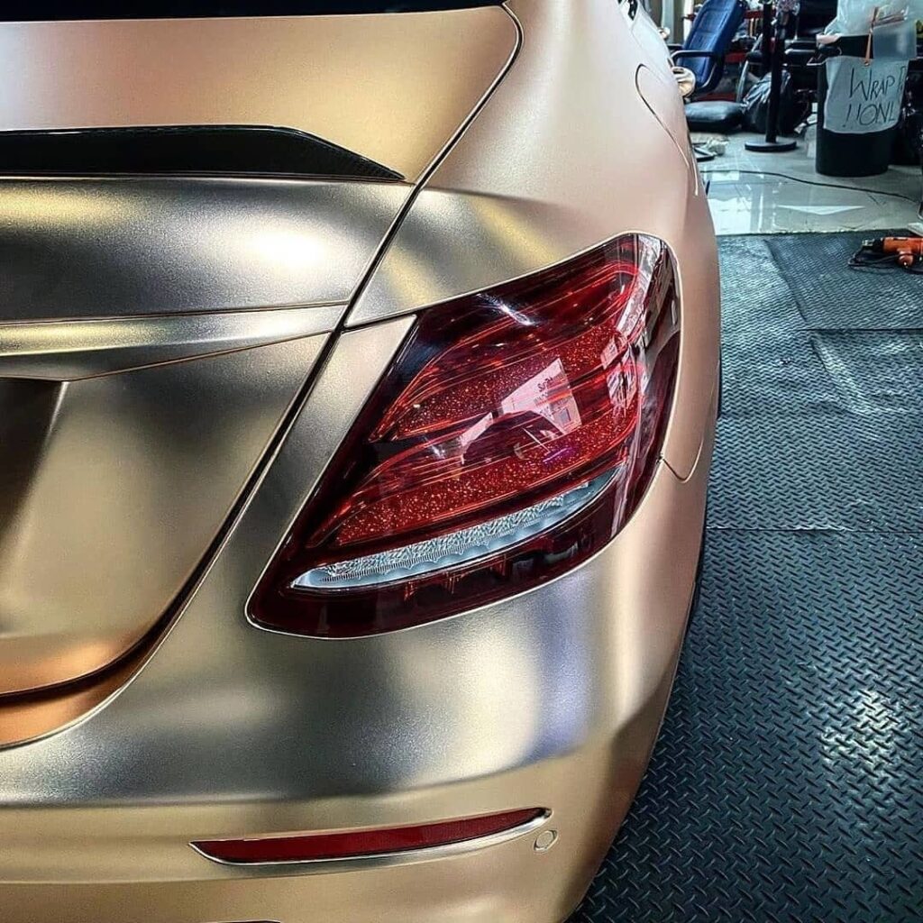 Бронзовый Mercedes-AMG E63 S W213 - мощность и стиль