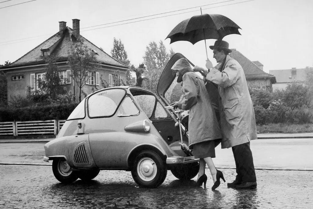 BMW Isetta имела одну дверь в передней стенке кузова