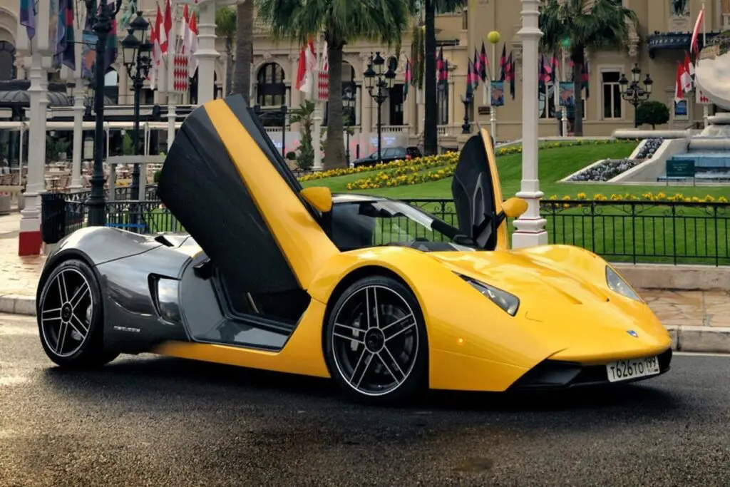 Marussia B1  с поднятыми дверьми