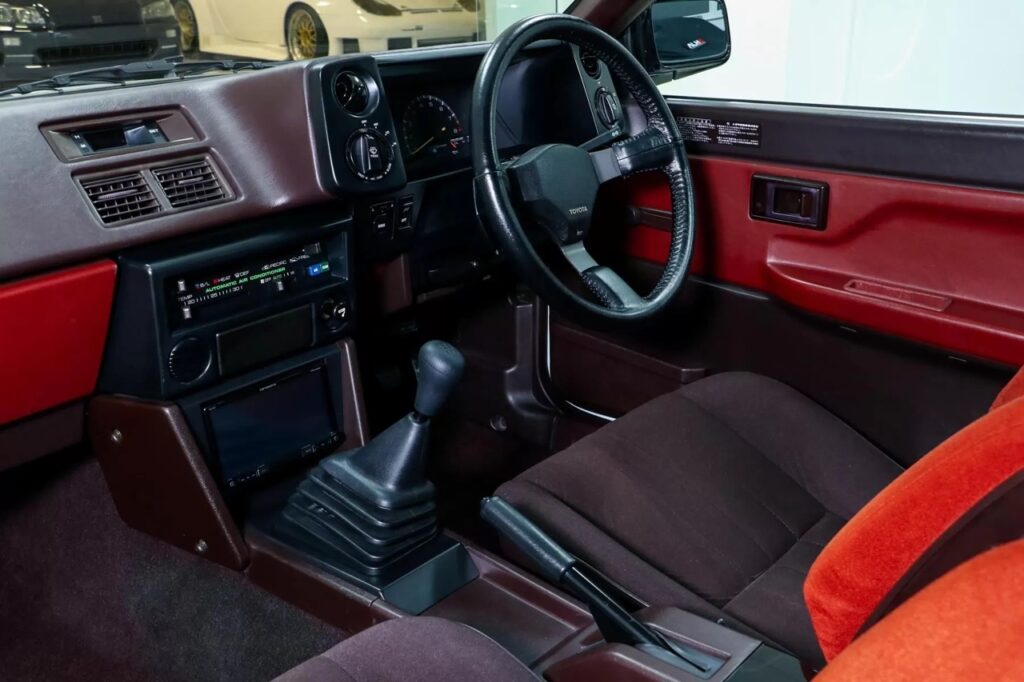 37-летнюю Toyota Corolla Levin продают за 4 млн рублей